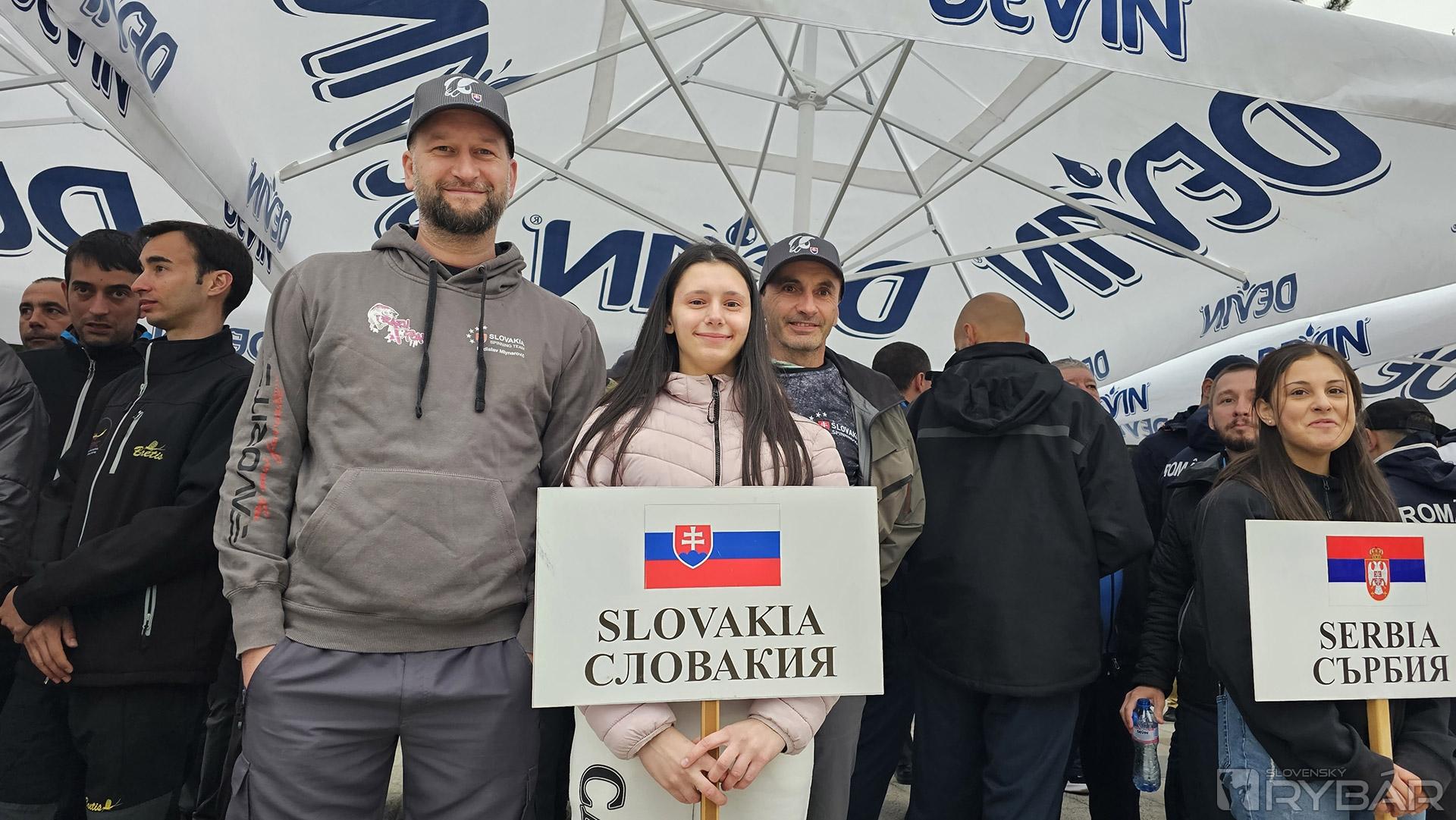 Slávnostný nástup krajín na námestí v Devíne.
